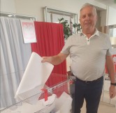 Krzysztof Przybył głosuje w wyborach samorządowych 2024