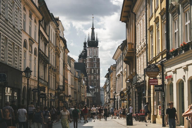 Patriotyzm w Polsce: między tradycją a myśleniem ekonomicznym