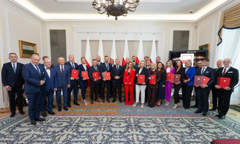 Laureaci „Teraz Polska” z dyplomami gratulacyjnymi Prezydenta RP. Wieczorem Gala w Filharmonii Narodowej