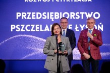 Barbara Łysoń z Przedsiębiorstwa Pszczelarskiego Łysoń odbiera statuetkę Pracodawcy Godnego Zaufania, fot. Piotr Gamdzyk/PGZ