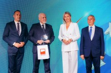 Od lewej: Paweł Gancarz, marszałek województwa dolnośląskiego, Marek Krajewski, pisarz, Promotor Polski z Dolnego Śląska, Renata Granowska, wiceprezydent Wrocławia, Krzysztof Przybył, prezes Fundacji Polskiego Godła Promocyjnego, twórca Konkursu Promotor Polski. Fot. Urząd Marszałkowski Województwa Dolnośląskiego